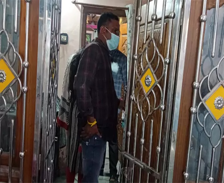 భారీ చోరీ.. 65 తులాల బంగారం అపహరణ