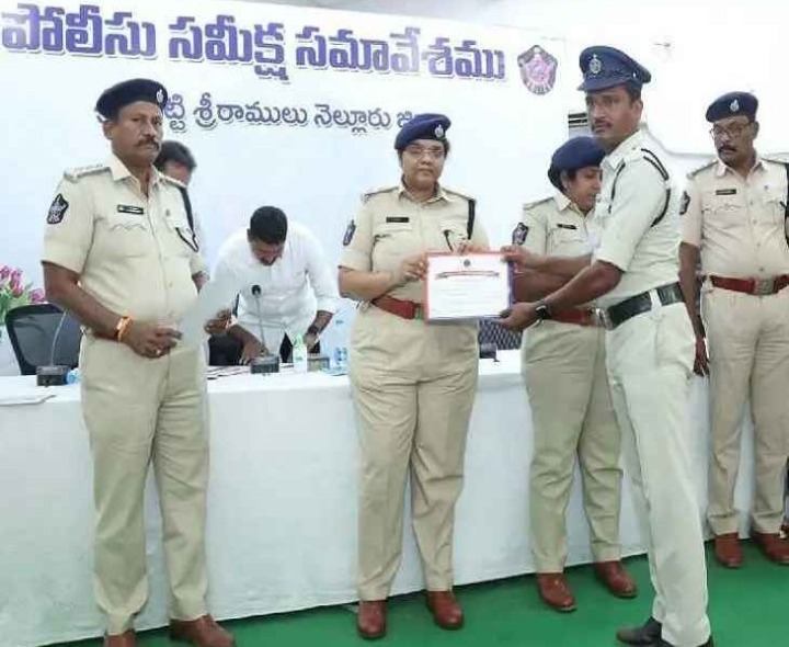 ఎస్పీ చేతుల మీదగా ప్రశంస పత్రాలు అందుకున్న పోలీసులు