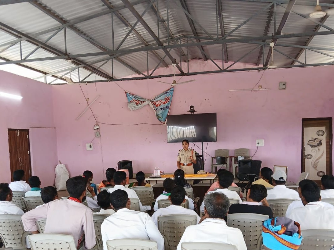 పోలీసులకు సహకరించాలి: ఎస్సై