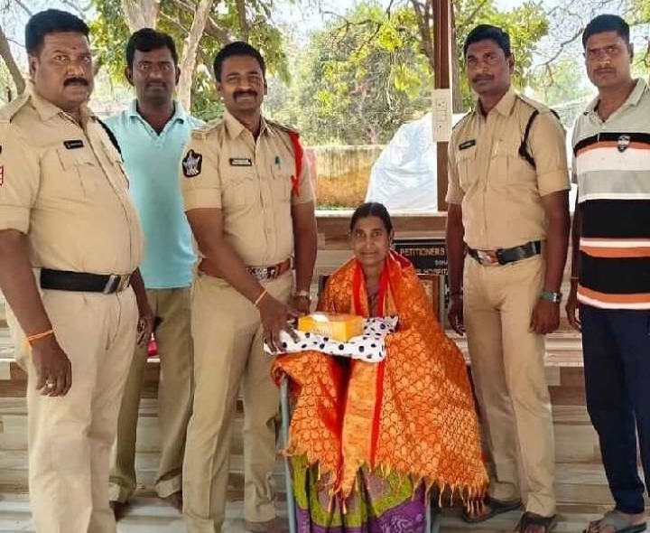 పోలీస్ స్టేషన్లో మహిళా దినోత్సవ వేడుకలు