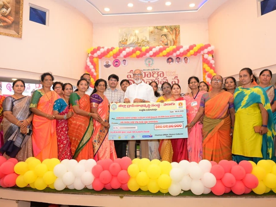 చంద్రగిరిలో రూ.520 కోట్ల చెక్కులను పంపిణీ