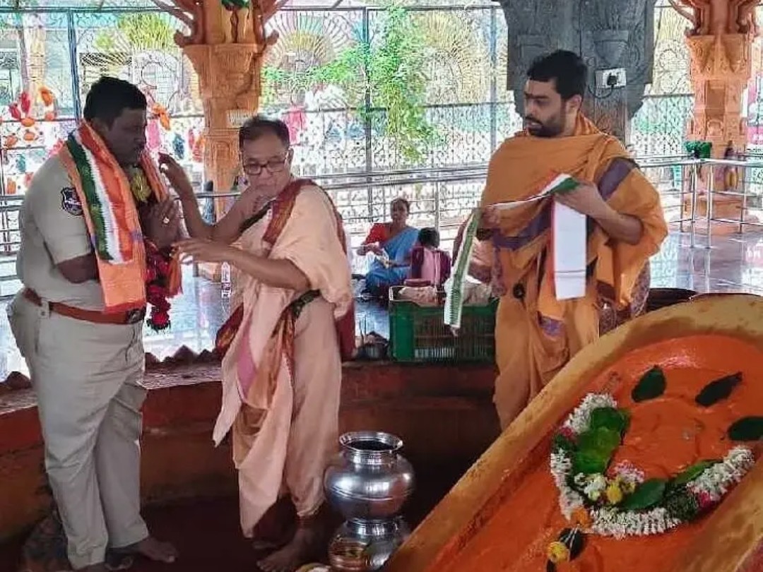 దేవాలయంలో అదనపు ఎస్పీ పూజలు