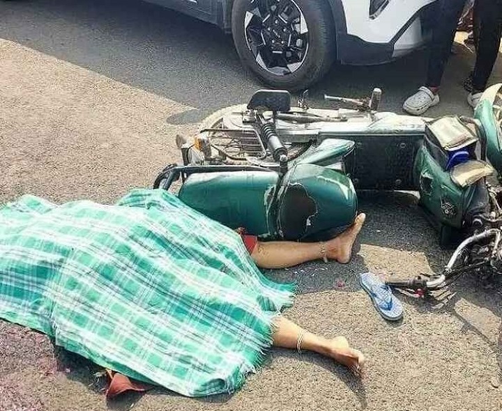 రోడ్డు ప్రమాదంలో మహిళ మృతి