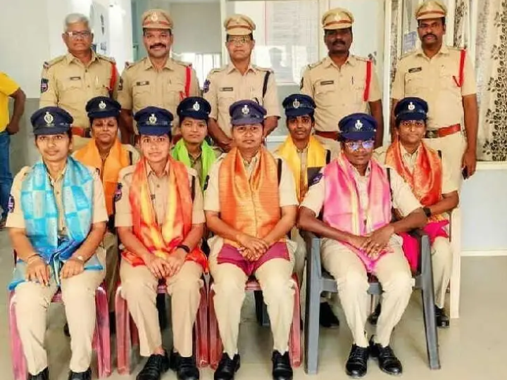 మహిళా పోలీస్ కానిస్టేబుళ్లను సన్మానించిన: డీఎస్పీ