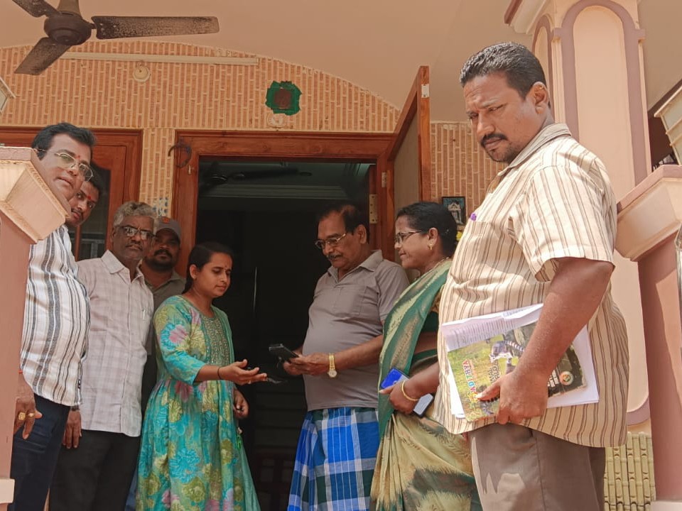 ఇంటి పన్నును వసూళ్లను పరిశీలిస్తున్న డీఎల్‌పీవో