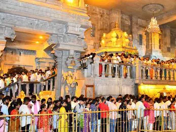 యాదగిరిగుట్టలో భక్తుల రద్దీ.. సర్వదర్శనానికి 3 గంటలు సమయం