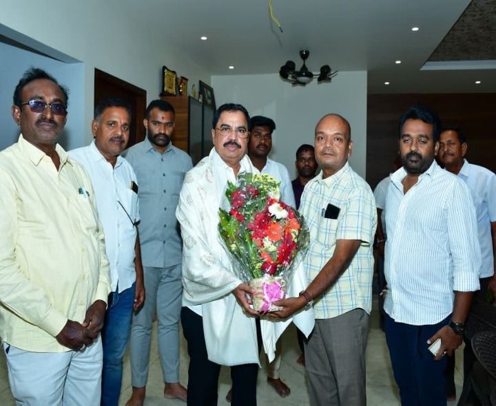 ఎమ్మెల్యేను కలిసిన విద్యుత్ శాఖ ఈఈ