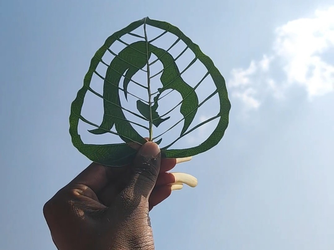 రావి ఆకుపై తల్లి బిడ్డల చిత్రం