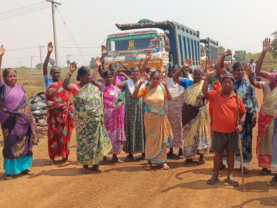 గ్రావెల్ టిప్పర్లను అడ్డుకున్న మహిళలు