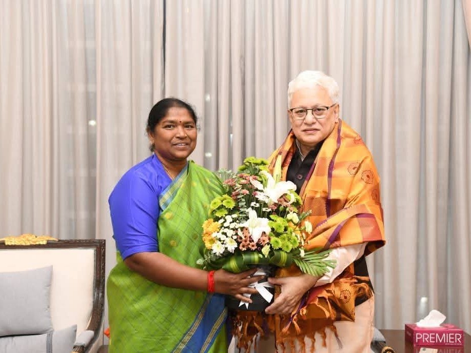 గవర్నర్‌ను కలిసిన మంత్రి సీతక్క