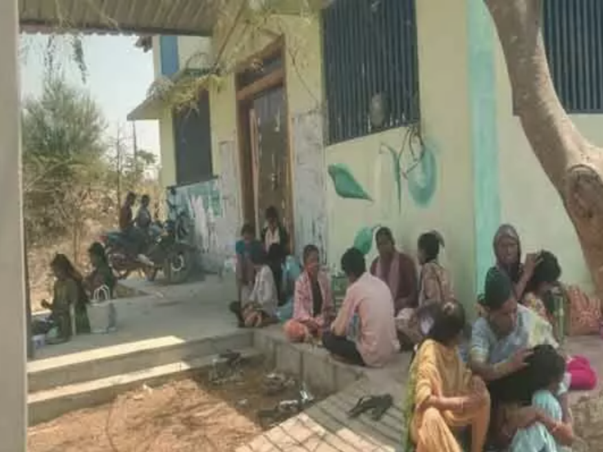 సెలవు రోజుల్లో పాఠశాల బయటే కేజీబీవీ విద్యార్థినులు