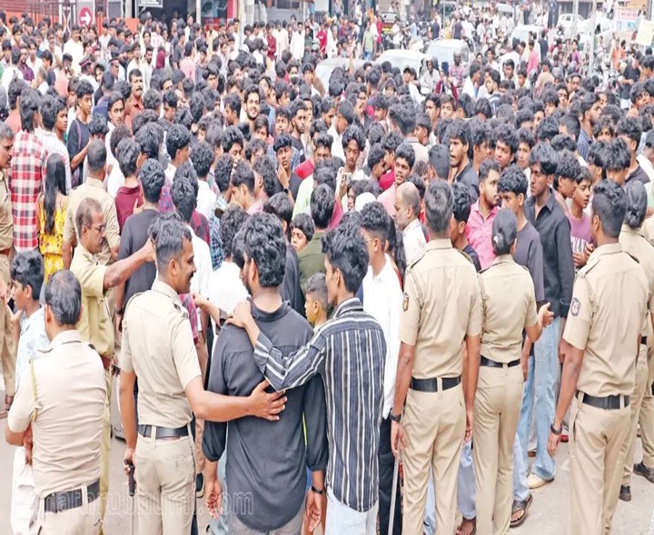 రూ.1 కే షూస్ ఆఫర్.. ఎగబడ్డ జనం