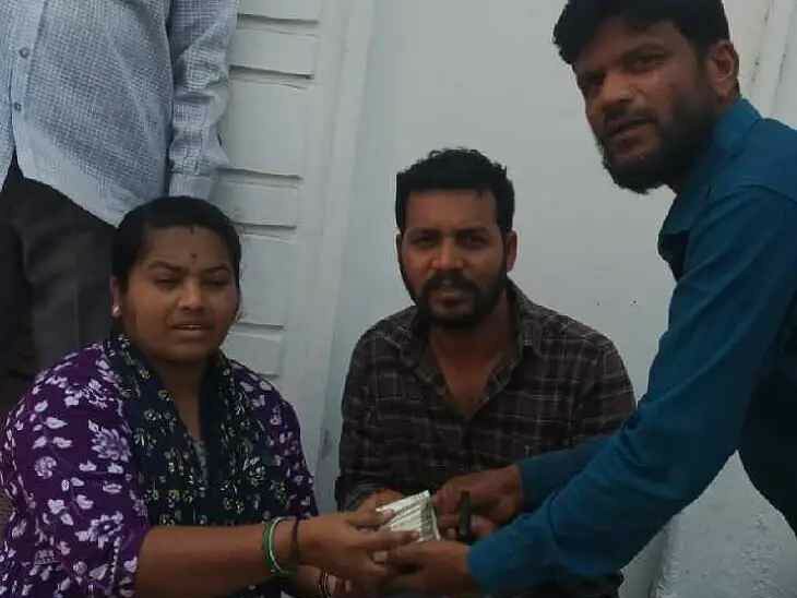 నిజాయితీ చాటుకున్న ఆటో డ్రైవర్