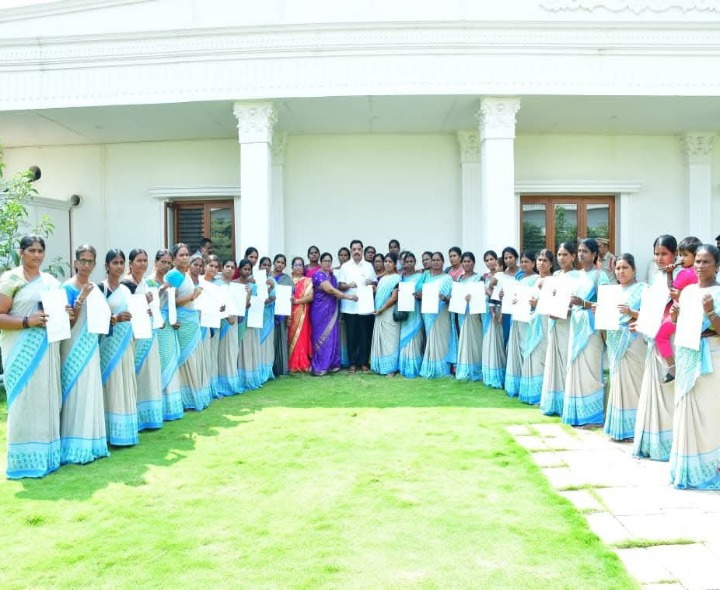 అంగన్వాడీ కార్యకర్తలకు ప్రమోషన్ పత్రాల అందజేత