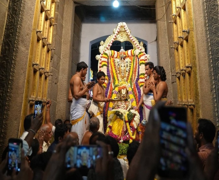 కదిరిలో వైభవంగా స్వామివారి గజ గరుడసేవ