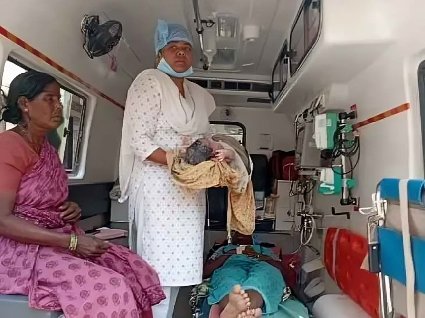 అంబులెన్స్‌లో ప్రసవం.. తల్లీబిడ్డా సేఫ్