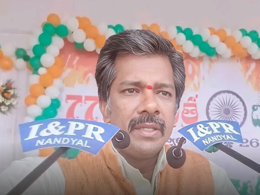 సీఎం సభకు వ్యాక్యాతగా తెలుగు ఉపాధ్యాయుడు