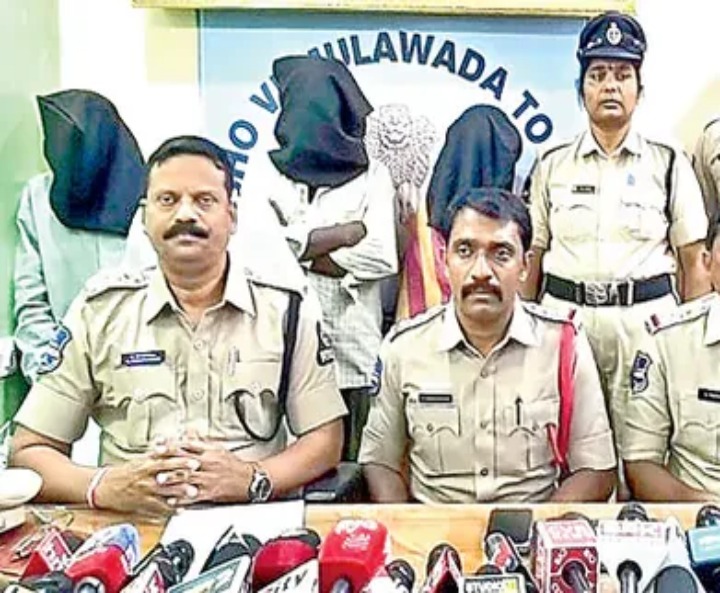 వేములవాడ లాడ్జి హత్య కేసు ఛేదించిన పోలీసులు