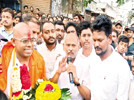 సివిల్స్ విజేత రాముకు ఘన స్వాగతం