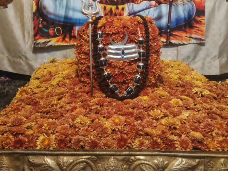 ప్రత్యేక పుష్పాల అలంకరణలో స్వయంభు జయంబుకేశ్వరుడు