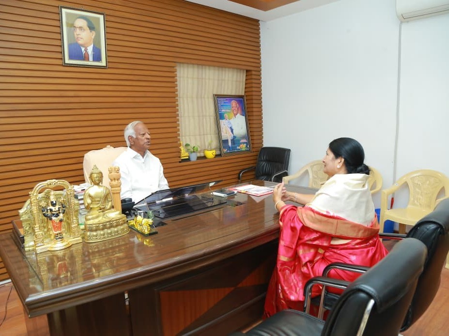 ఎమ్మెల్యే కడియంతో ఎర్రబెల్లి స్వర్ణ భేటీ