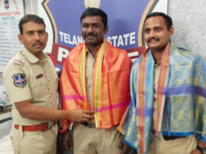 కానిస్టేబుళ్లను అభినందించిన సీఐ నరహరి