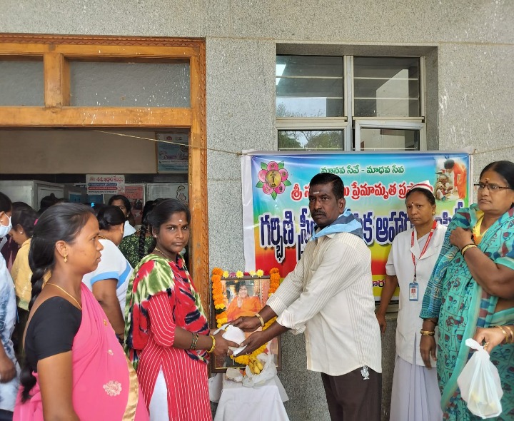 గర్భిణీలకు పౌష్టికాహారం అందజేత