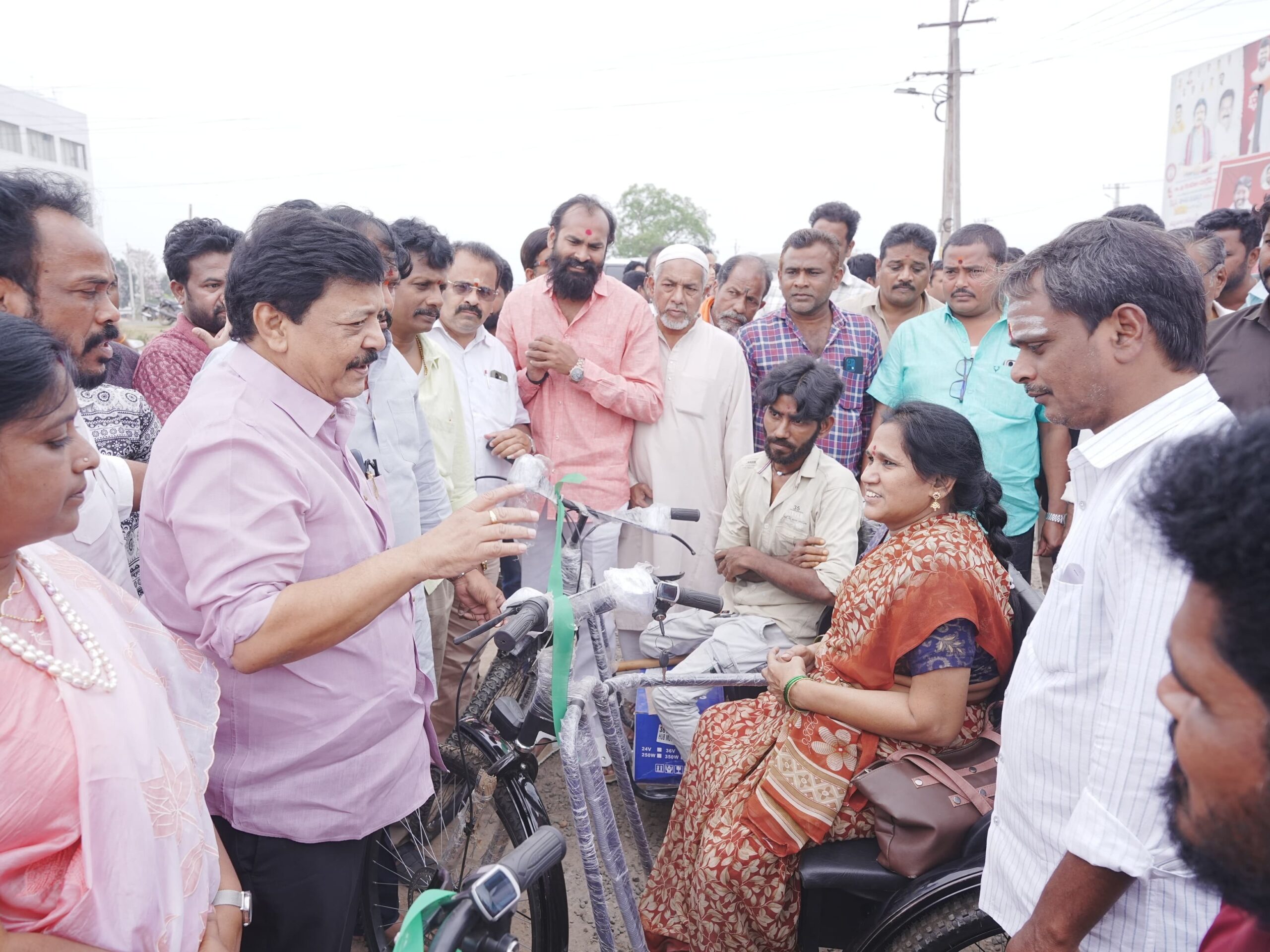 దివ్యాంగులకు సహాయక వాహనాలు అందజేసిన మంత్రి