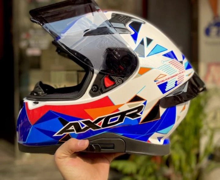 జర్నలిస్టులకు ఉచిత హెల్మెట్ల పంపిణీ