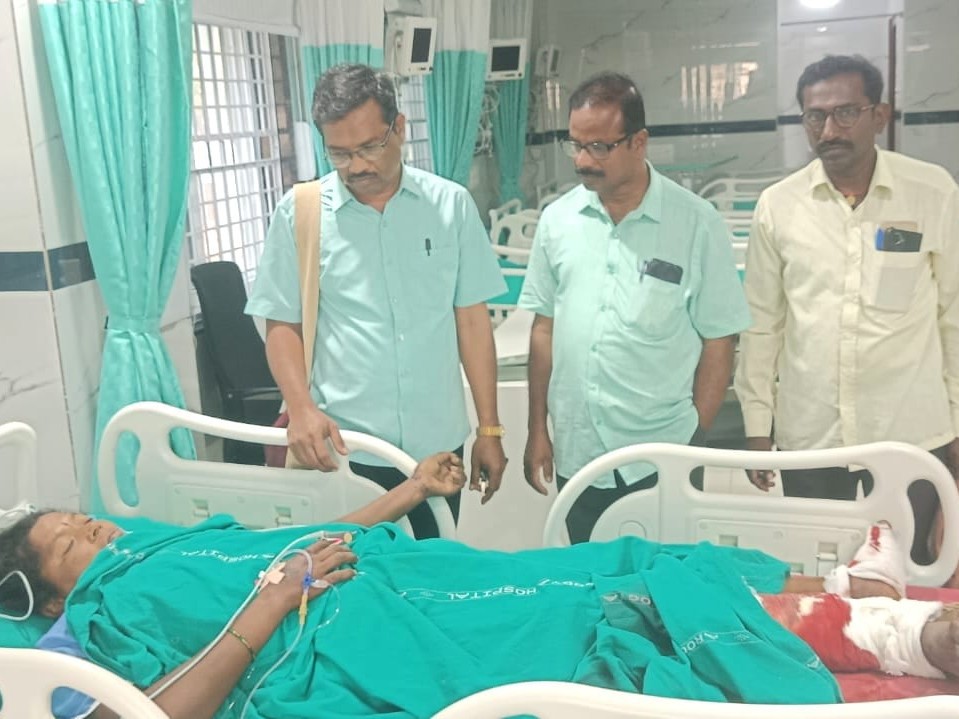 చికిత్స పొందుతున్న పారిశుద్ధ్య కార్మికురాలికి పరామర్శ