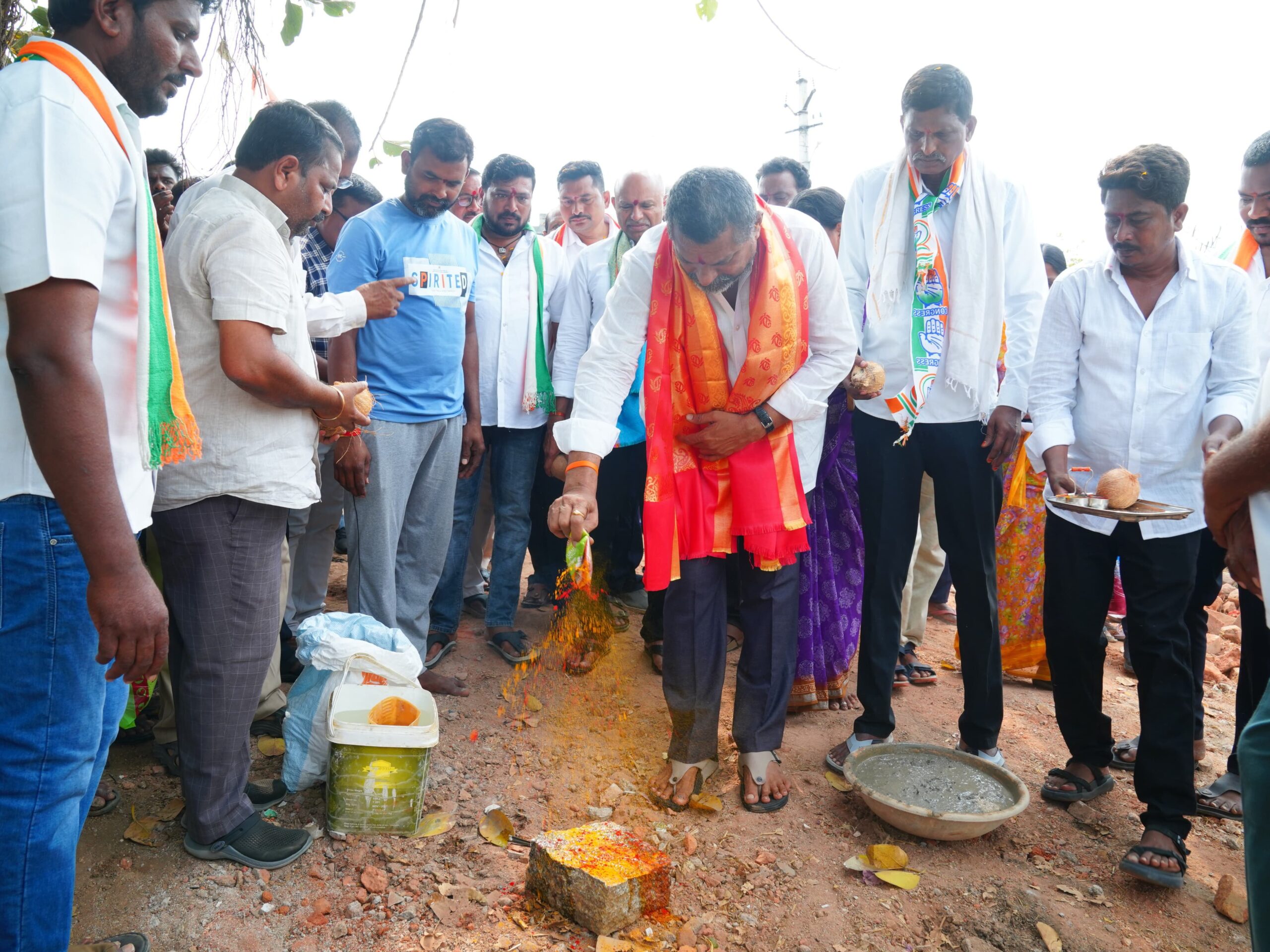 ఇందిరమ్మ ఇళ్లు, సీసీ రోడ్డు పనులను ప్రారంభించిన ఎమ్మెల్యే
