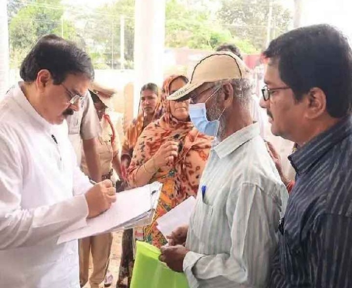 ప్రజల వినతులను స్వీకరించిన మంత్రి నాదెండ్ల