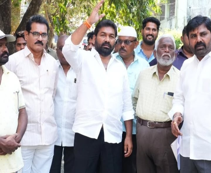 సీసీ డ్రైన్ పనులను పరిశీలించిన గిరిధర్ రెడ్డి