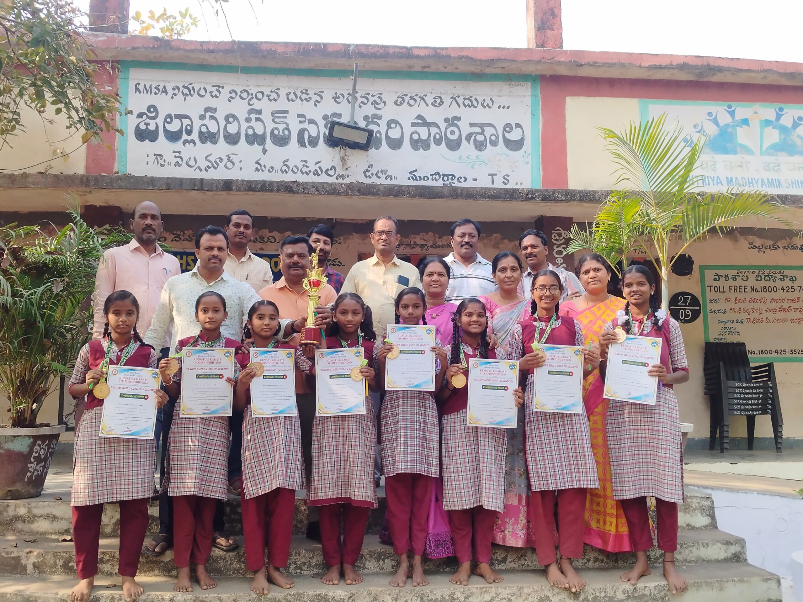 వెల్గనూర్ విద్యార్థులకు బంగారు పతకాలు