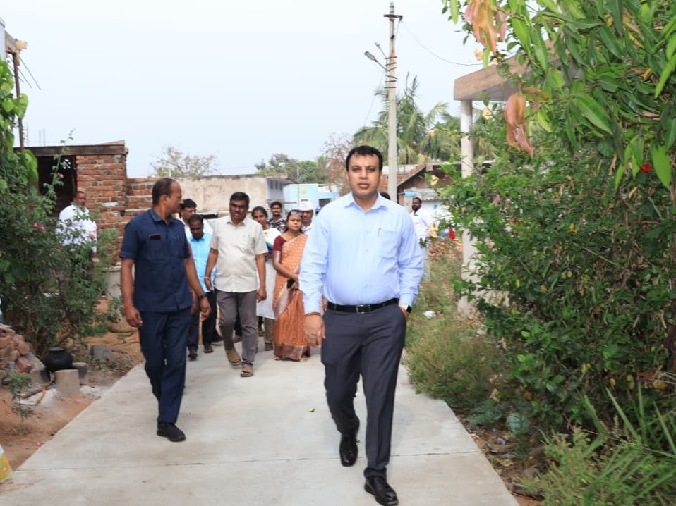 ఇందిరమ్మ ఇళ్ల నిర్మాణాలను త్వరగా పూర్తి చేయాలి: కలెక్టర్