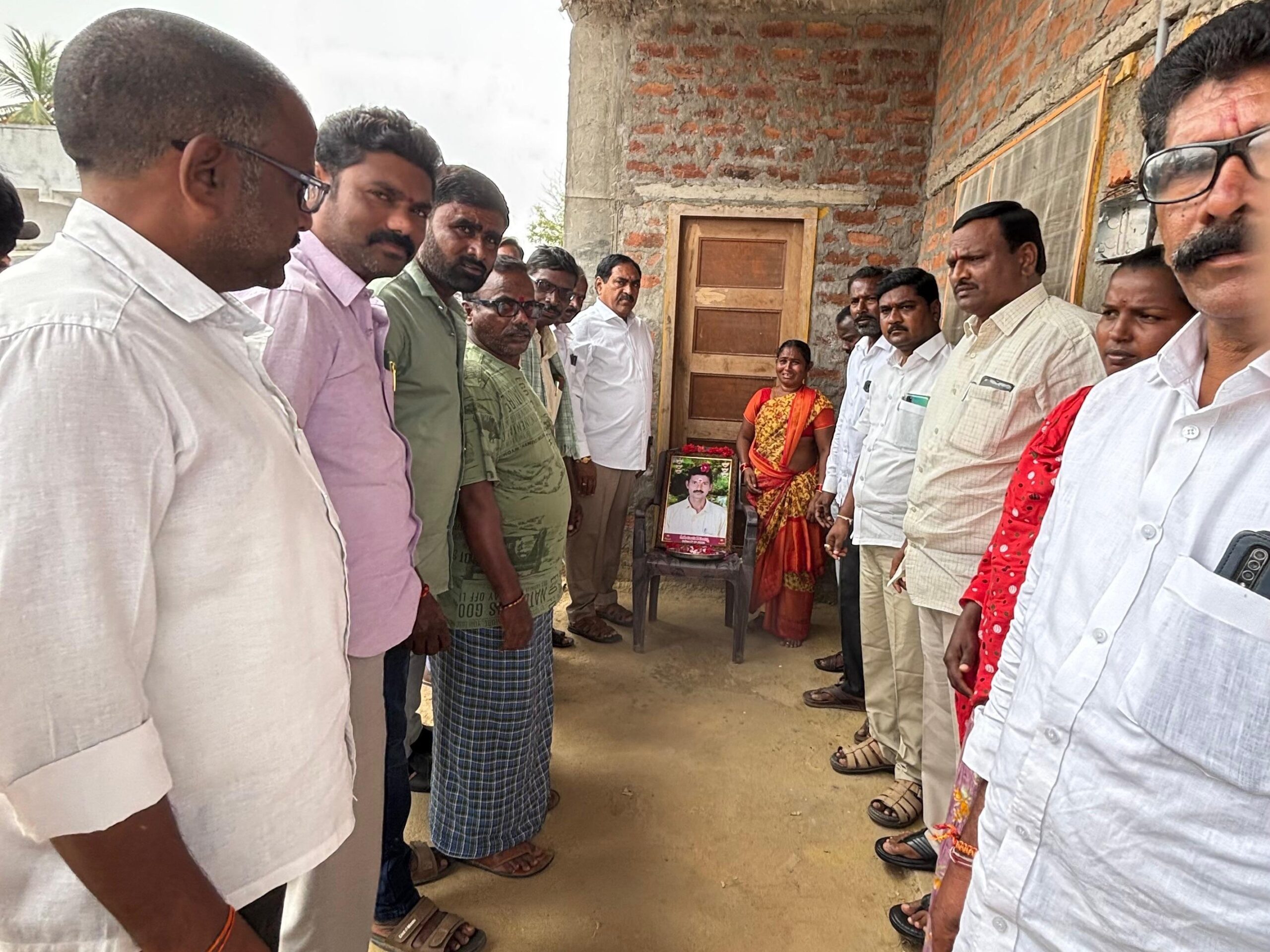 BRS కార్యకర్తల కుటుంబాలకు ఎర్రబెల్లి పరామర్శ