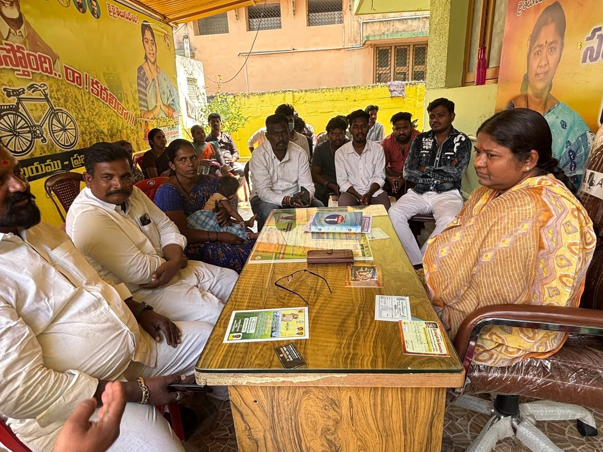 గుడిసె కృష్ణమ్మను కలిసిన ప్రజలు