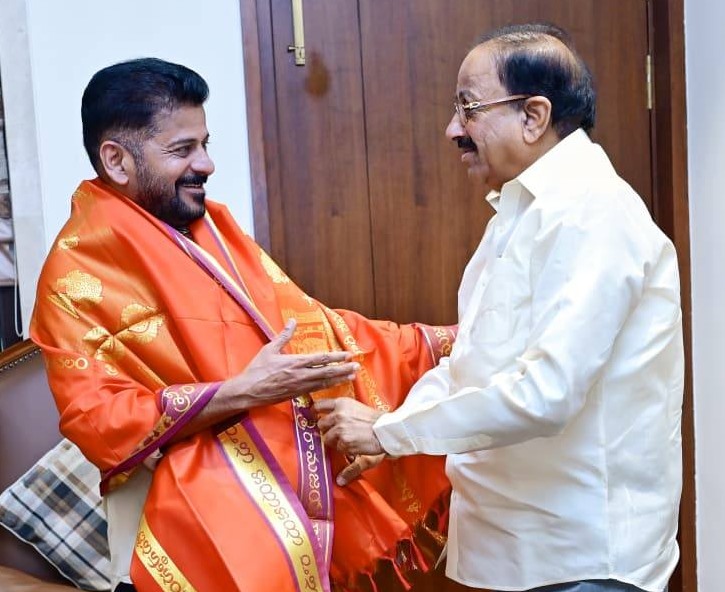 రేవంత్ రెడ్డితో మంత్రి తుమ్మల భేటీ