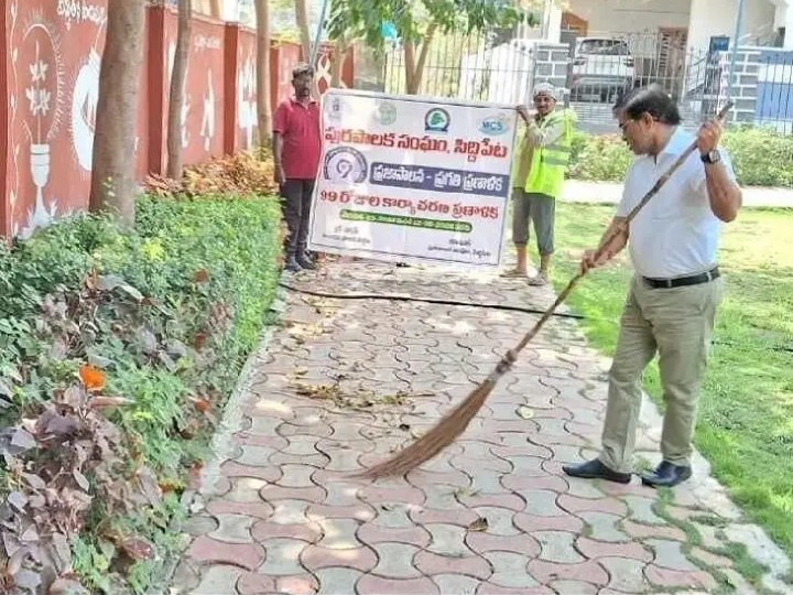 పరిసరాలు పరిశుభ్రంగా ఉంచుకోవాలి: కమిషనర్
