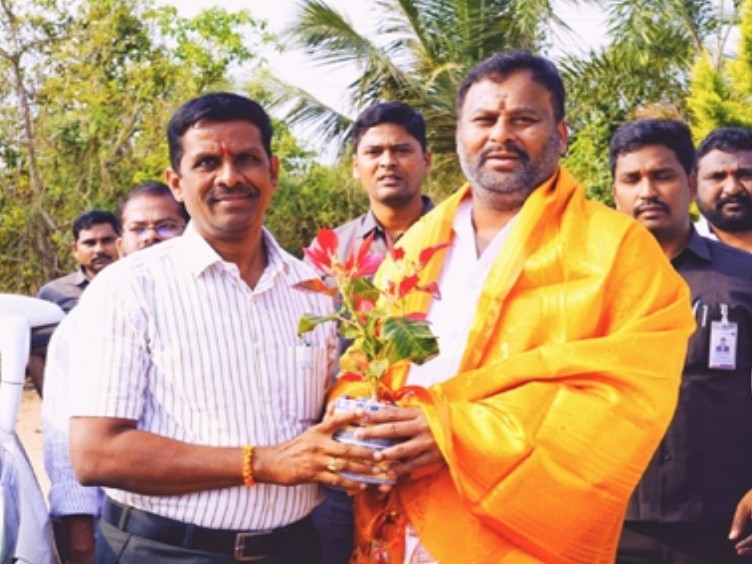 మంత్రిని కలిసిన మున్సిపల్ కమిషనర్