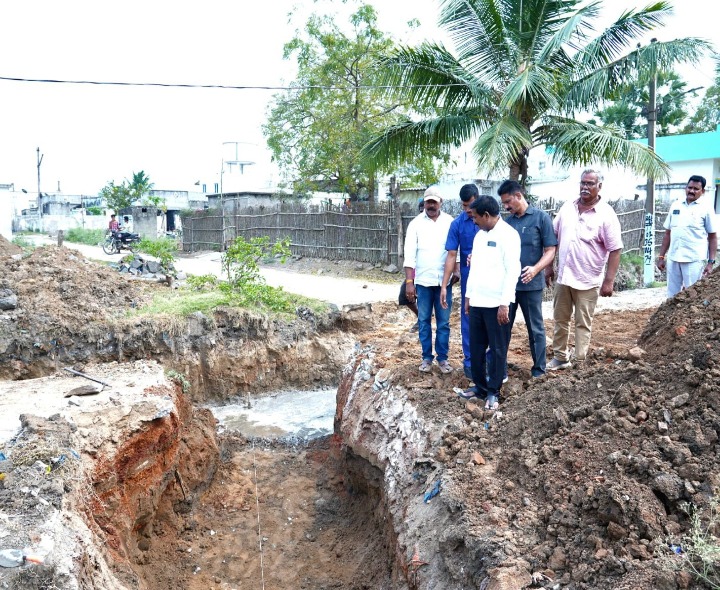 బాపూజీ నగర్‌లో సైడ్ కాలవల పనులు పరిశీలించిన మంత్రి