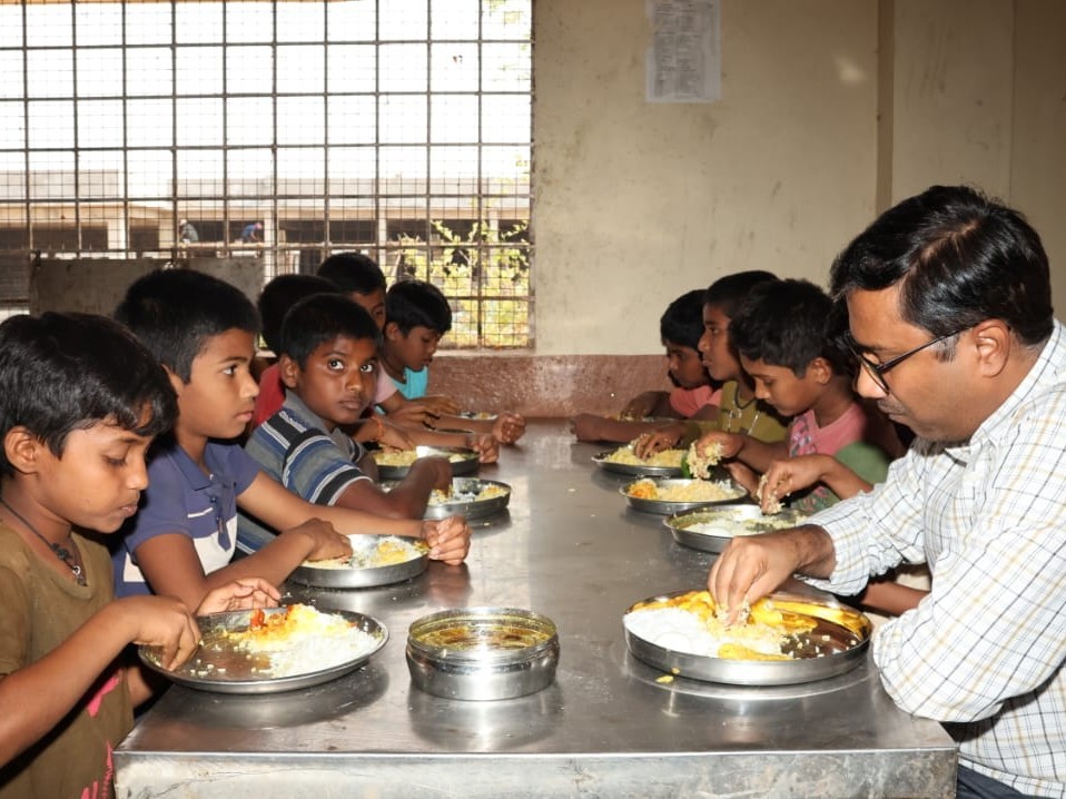 విద్యార్థులకు మెరుగైన వసతులు కల్పించాలి: కలెక్టర్