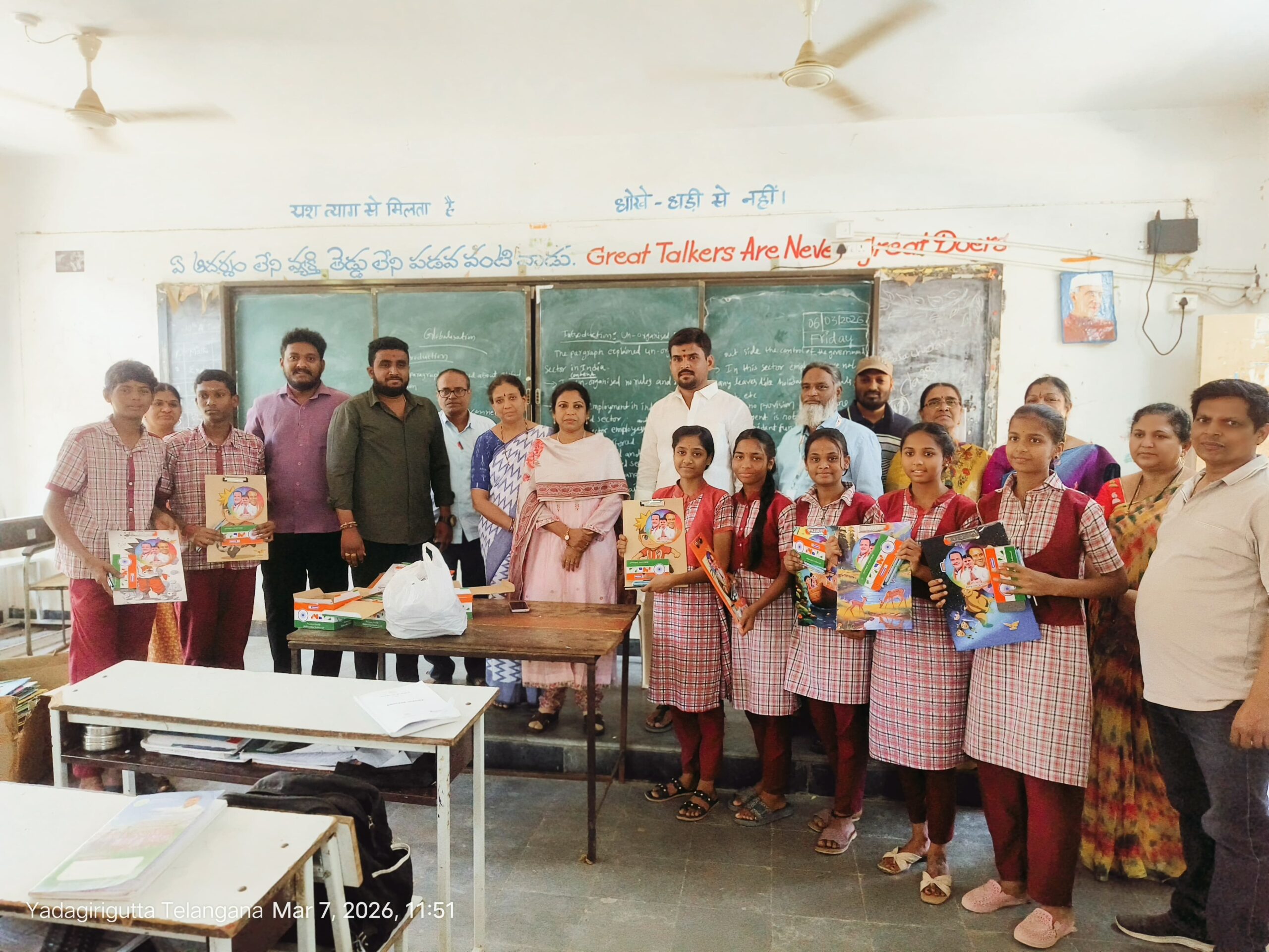 విద్యార్థులకు పరీక్ష కిట్ల పంపిణీ కార్యక్రమం