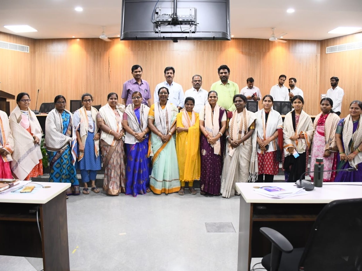 జిల్లా మహిళా అధికారులను సన్మానించిన అదనపు కలెక్టర్