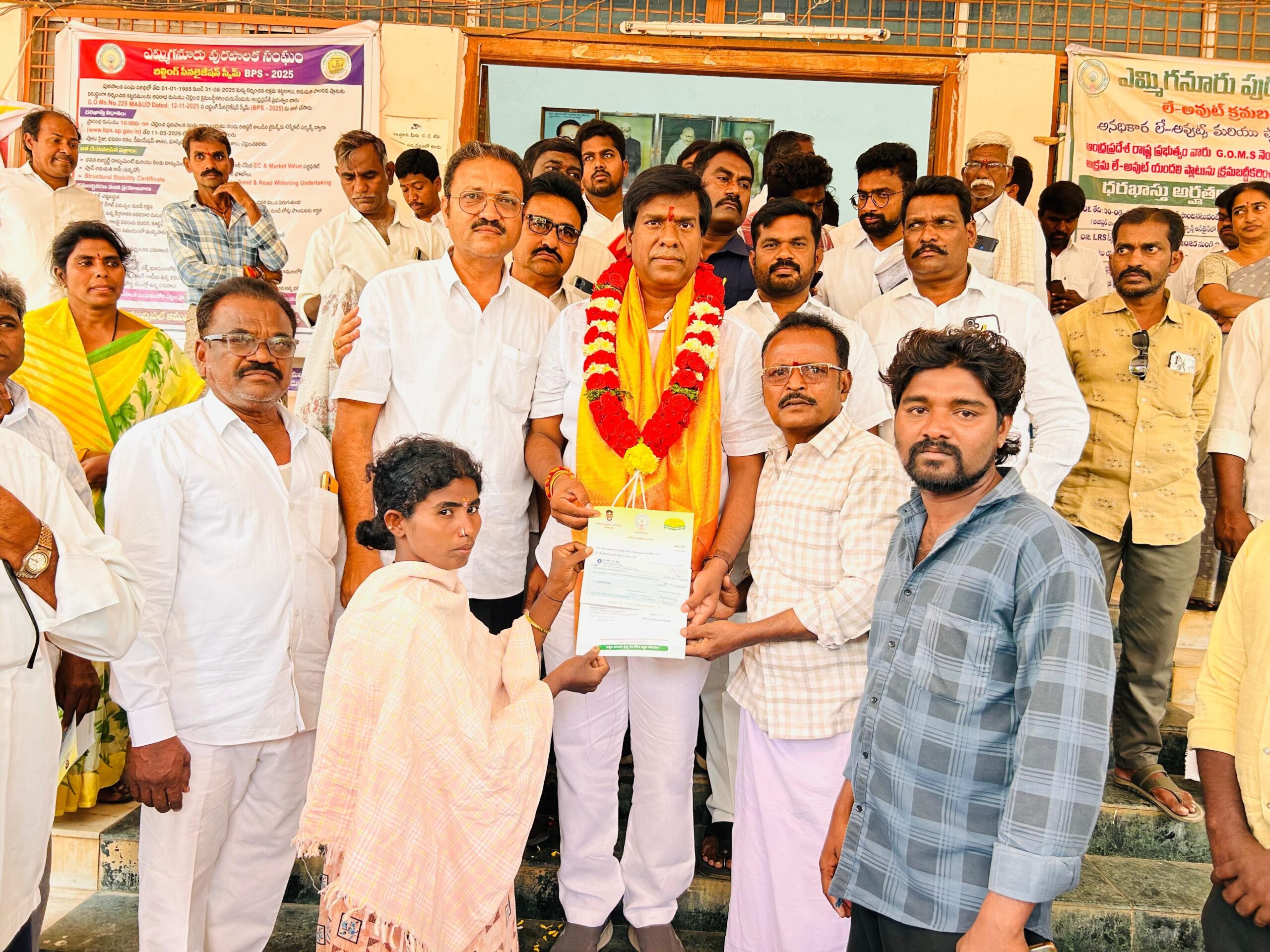 సీఎం సహాయనిధి చెక్కులు పంపిణీ