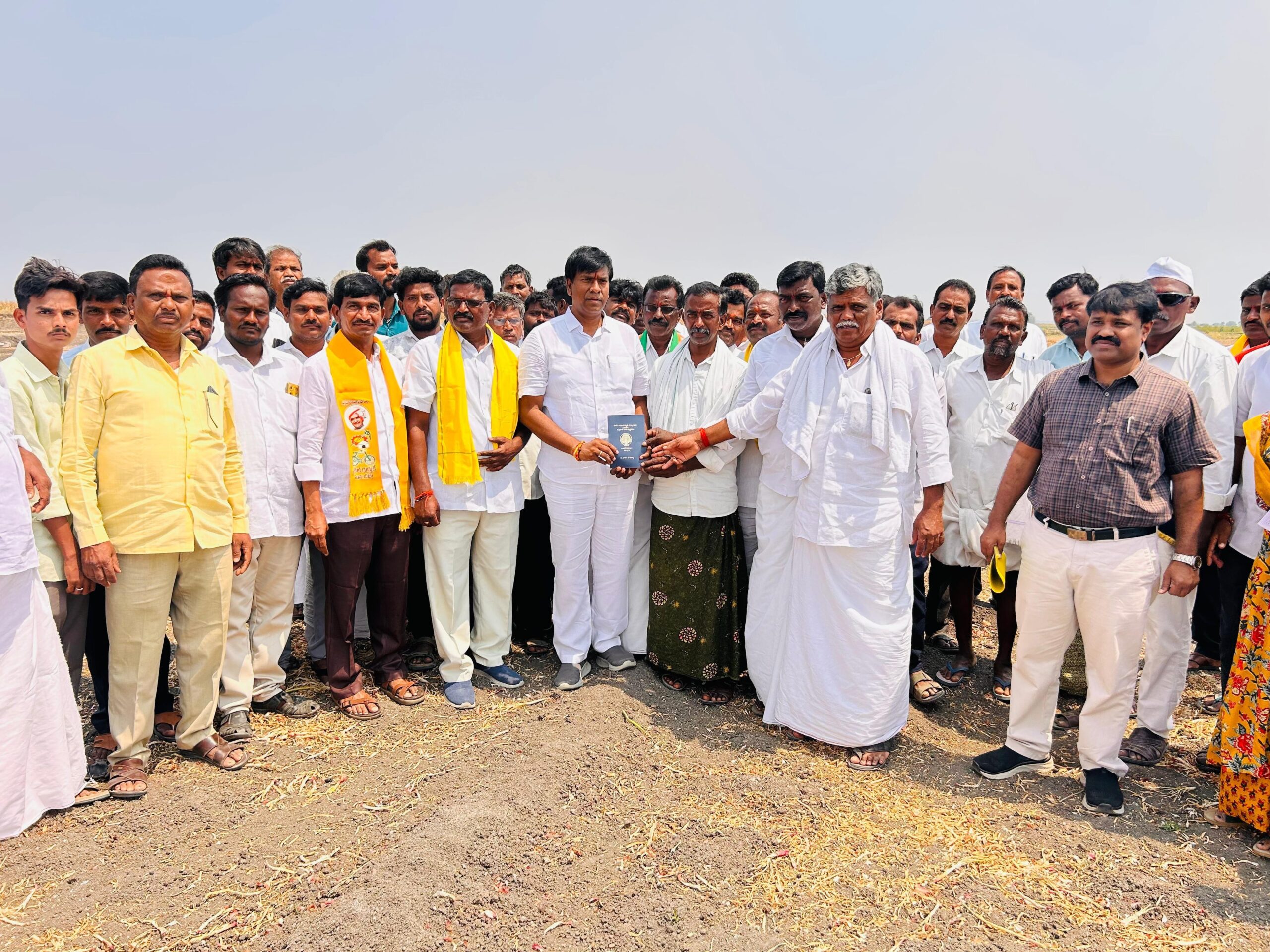 సీసీ రోడ్డును ప్రారంభించిన ఎమ్మెల్యే