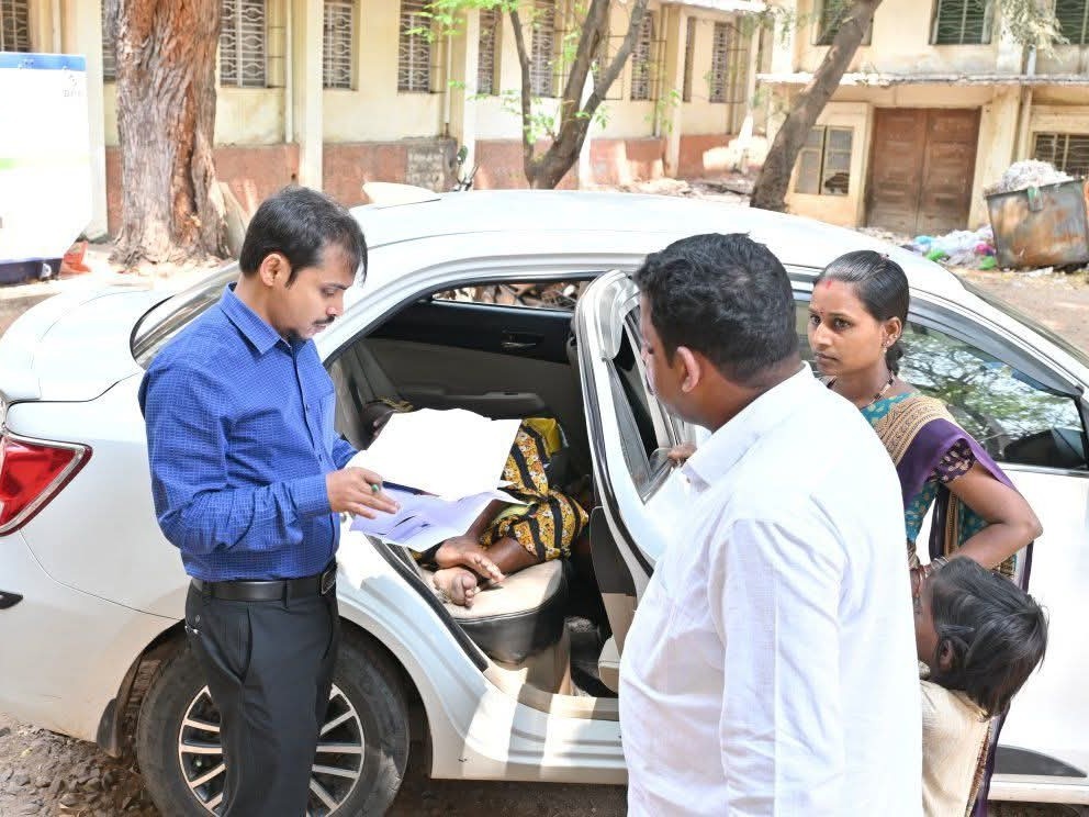 మహిళ వినతిని పరిశీలించిన జాయింట్ కలెక్టర్