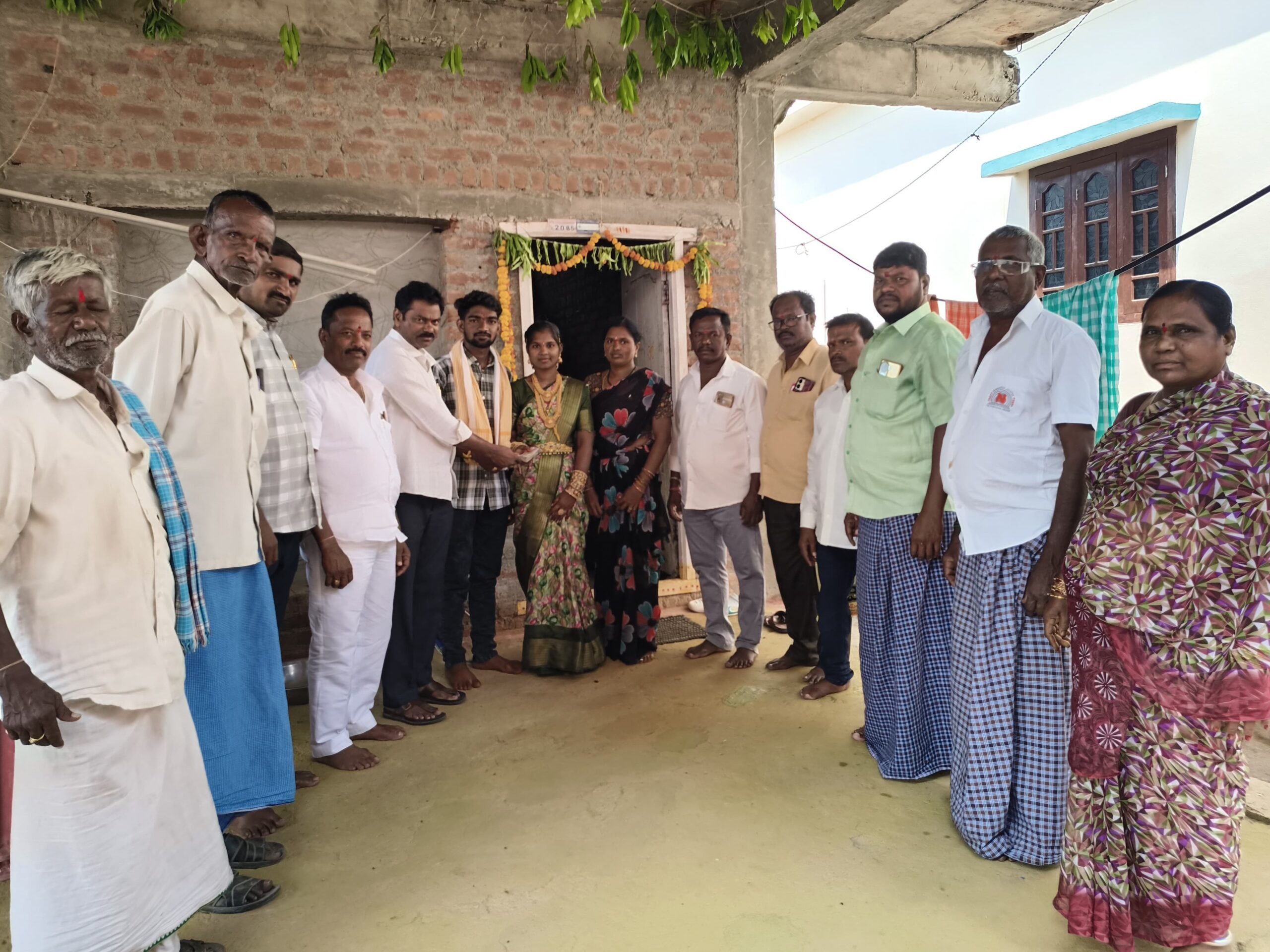 అమ్మాయి పెళ్లికి వివాహ కానుకగా రూ. 10,016 అందజేత