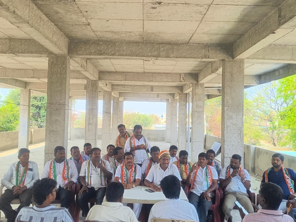 మాజీ ఎమ్మెల్యే వ్యాఖ్యలను ఖండించిన కాంగ్రెస్ నేతలు