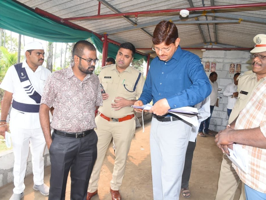 బాణాసంచా తయారీ కేంద్రాలను తనిఖీ చేసిన కలెక్టర్